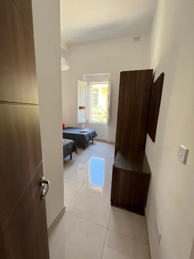 Room With Private Bathroom Sliema Homestay